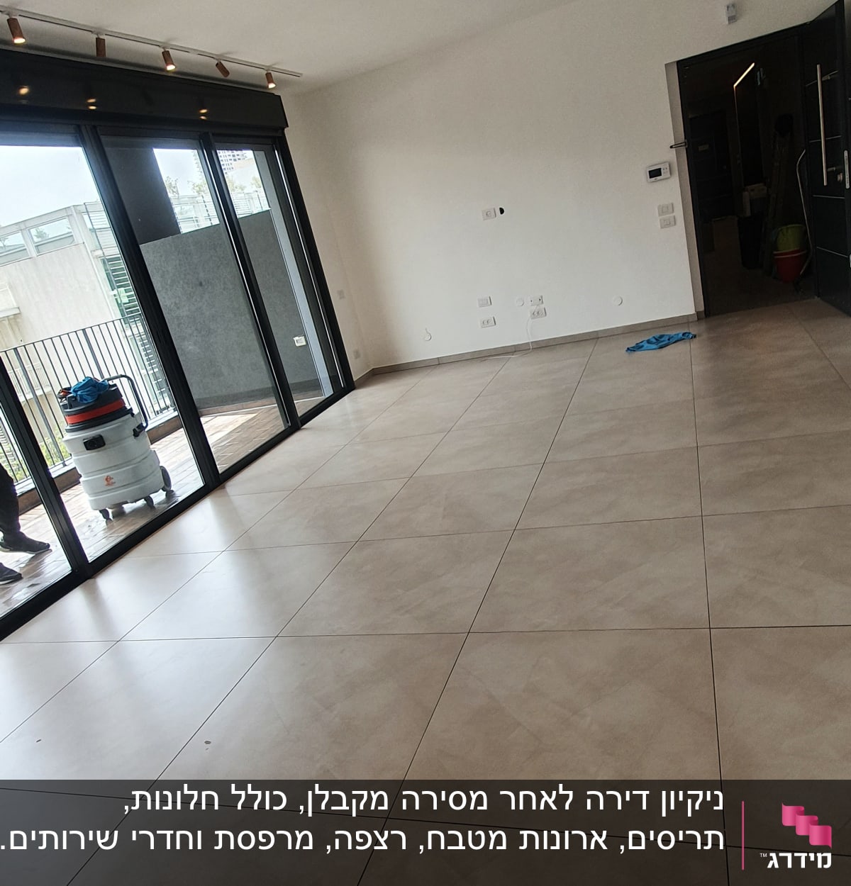 שואב אבק תעשייתי ומטלית על הרצפה